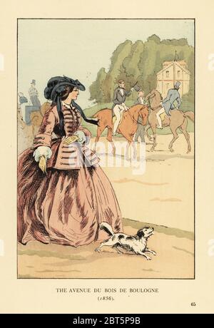 Femme en bonnet, veste et large crinoline avec chien d'observation des cavaliers et des voitures sur la piste d'équitation. L'avenue du Bois de Boulogne, Paris, 1856. Lithographie de couleur main de R.V. d'après une illustration de François Courboin d'Octave Uzannes Fashion à Paris, William Heinemann, Londres, 1898. Banque D'Images