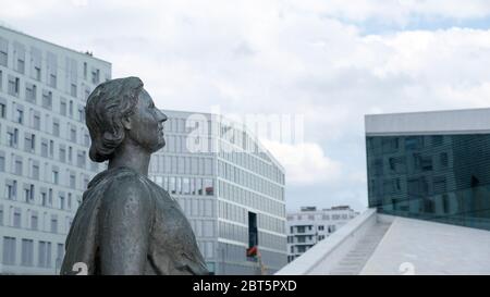 Oslo, Norvège - 22 mai 2019 : statue en bronze de la chanteuse d'opéra norvégienne Kirsten Flagstad devant l'opéra moderne d'Oslo. Banque D'Images