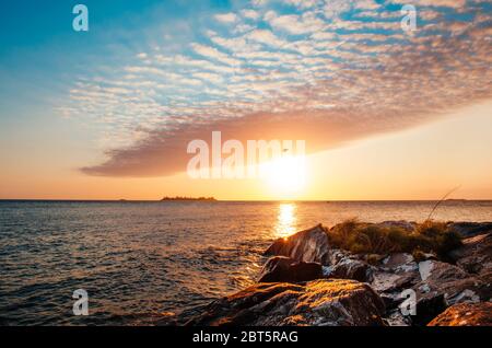 Une capture à couper le souffle de l'heure d'or à Colonia Del Sacramento, en Uruguay, avec vue sur le Rio de la Plata. Banque D'Images