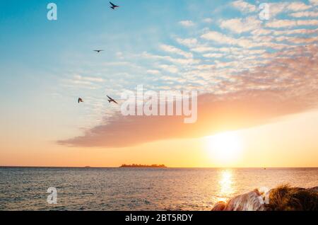 Une capture à couper le souffle de l'heure d'or à Colonia Del Sacramento, en Uruguay, avec vue sur le Rio de la Plata. Banque D'Images