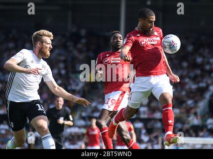 LONDRES, ANGLETERRE - 24 AOÛT 2019 : Tim Ram de Fulham (L) et Lewis Grabban de Forest (R) photographiés lors du championnat EFL SkyBet 2019/20 entre Fulham FC et Nottingham Forest FC à Craven Cottage. Banque D'Images