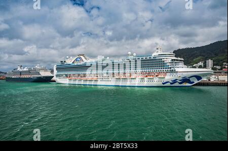 Ruby Princess, Princess Cruises et MS Noordam, Holland America Line, amarrés au quai Aotea de Wellington, Île du Nord, Nouvelle-Zélande Banque D'Images