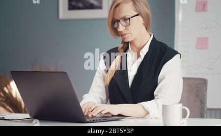 Femme d'affaires mature travaillant sur un ordinateur portable Banque D'Images