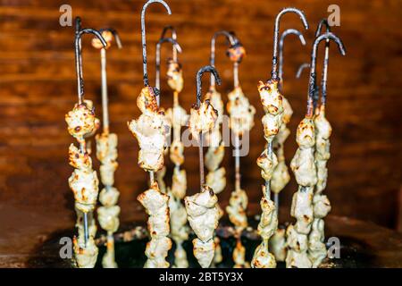 Poulet Sekuwa, viande de poulet grillée sur charbon de bois avec brochettes Banque D'Images