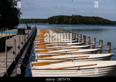 Bateaux à louer , lac de Stechlinsee dans Brandebourg, Allemagne Banque D'Images