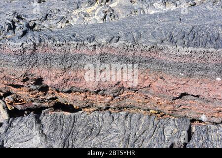 Crack dans la roche ignée lave sèche minéraux colorés Banque D'Images