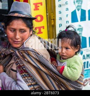 Cusco, Pérou - 11 octobre 2018 : femme avec bébé dans une rue de Cusco au Pérou Banque D'Images