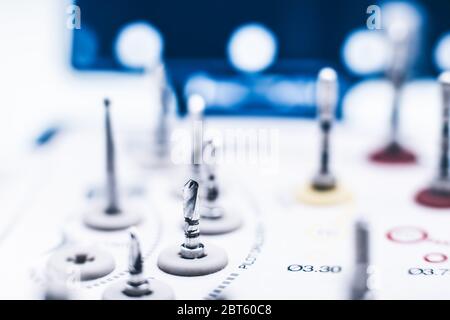 Gros plan de différents outils de dentisterie en acier coloré Banque D'Images