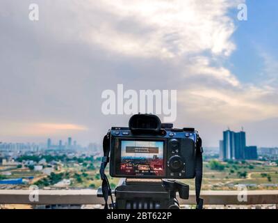 Prise de vue à l'aube du crépuscule d'un appareil photo reflex numérique sans miroir sur trépied prise de vue gurgaon paysage urbain longue durée d'exposition Banque D'Images