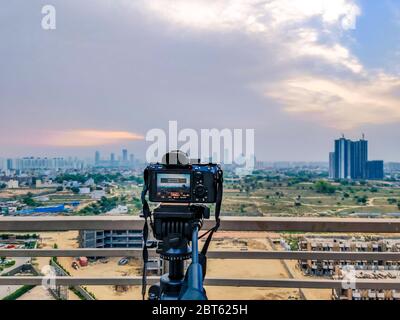 Prise de vue à l'aube du crépuscule d'un appareil photo reflex numérique sans miroir sur trépied prise de vue gurgaon paysage urbain longue durée d'exposition Banque D'Images