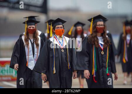Fort Worth, États-Unis. 21 mai 2020. TEXAS, ÉTATS-UNIS. 21 2020 mai : le dossier unique de la marche des aînés de l'école secondaire Pilot point à travers le terrain de l'infield au Texas Motor Speedway pendant la remise des diplômes de Pilot point High au Texas Motor Speedway, dans le cadre de la pandémie mondiale de coronavirus COVID-19. Jeudi 21 mai 2020, à fort Worth, Texas, États-Unis. (Photo de IOS/Espa-Images) crédit: Agence européenne de photo sportive/Alamy Live News Banque D'Images