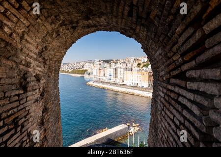 Partenope Street dans la baie de Naples. Vue sur le front de mer depuis les fenêtres du château d'œufs, Castel dell'ovo, de Naples, Italie. Banque D'Images