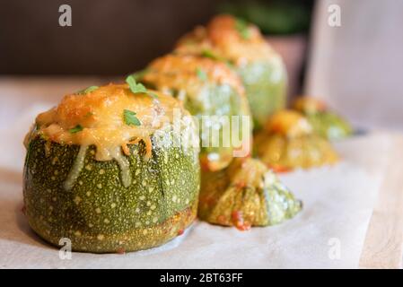 Courgettes farcies. Courgettes rondes farcies de viande et de légumes. Fromage sur le dessus Banque D'Images