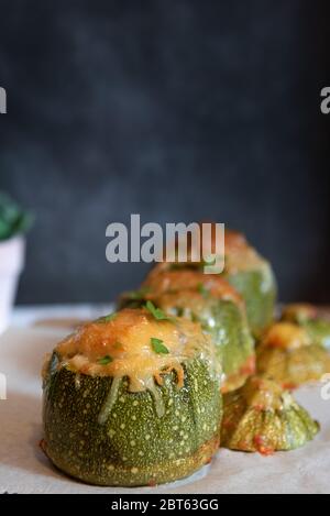 Courgettes farcies. Courgettes rondes farcies de viande et de légumes. Fromage sur le dessus Banque D'Images