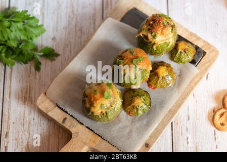 Courgettes farcies. Courgettes rondes farcies de viande et de légumes. Fromage sur le dessus Banque D'Images