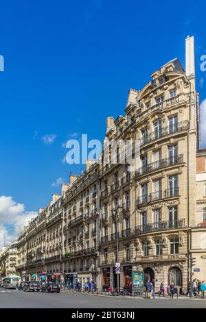 Vue sur la rue de Rennes, Paris 6, France. Banque D'Images