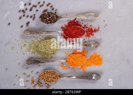 Séchez les épices de différentes couleurs dans des cuillères à café. Vue de dessus Banque D'Images