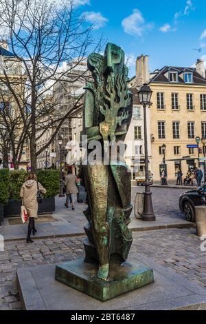 Statue de Prométhée d'Ossip Zadkine sur la place Saint Germain des Prés, Paris 6, France. Banque D'Images