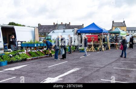 Skibbereen, West Cork, Irlande, 23 mai 2020. Le marché agricole du samedi à Skibbereen a ouvert aujourd'hui pour la première fois depuis que le verrouillage a empêché les détenteurs de stalle de marché de négocier il y a plus de 2 mois. Credit aphperspective/ Alamy Live News Banque D'Images