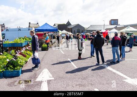 Skibbereen, West Cork, Irlande, 23 mai 2020. Le marché agricole du samedi à Skibbereen a ouvert aujourd'hui pour la première fois depuis que le verrouillage a empêché les détenteurs de stalle de marché de négocier il y a plus de 2 mois. Credit aphperspective/ Alamy Live News Banque D'Images