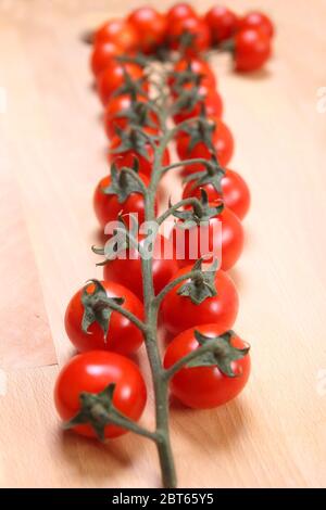 Bouquet de belles tomates pachino rouges et mûres Banque D'Images