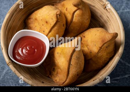 Punjabi Samosa, une collation remplie de purée de pommes de terre frite en profondeur une collation savoureuse préférée par la plupart des indiens Banque D'Images