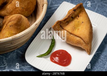 Punjabi Samosa, une collation remplie de purée de pommes de terre frite en profondeur une collation savoureuse préférée par la plupart des indiens Banque D'Images