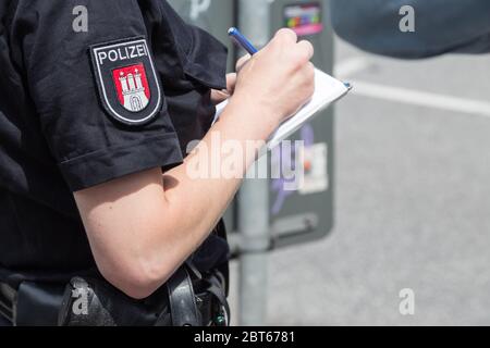 Femme policier à Hambourg Banque D'Images