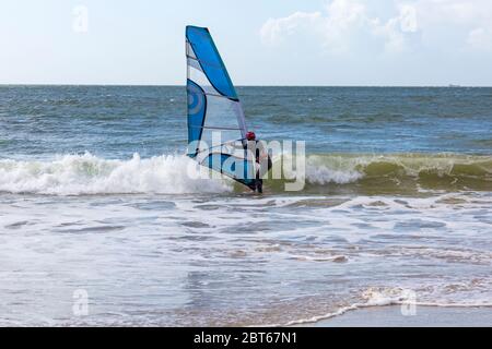 Poole, Dorset, Royaume-Uni. 23 mai 2020. Météo au Royaume-Uni : vent et sorts ensoleillés sur les plages de Poole pour le début du long week-end de vacances en banque. Après les plages remplies le week-end dernier, les visiteurs sont invités à rester loin, même si les restrictions concernant les coronavirus ont été assouplies, en particulier sans sauveteurs en service et avec des installations limitées. Crédit : Carolyn Jenkins/Alay Live News Banque D'Images