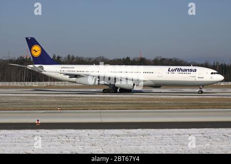 L'Airbus A 340-300 de Lufthansa allemande avec immatriculation D-AIGK vient d'atterrir sur la piste 07L de l'aéroport de Francfort. Banque D'Images