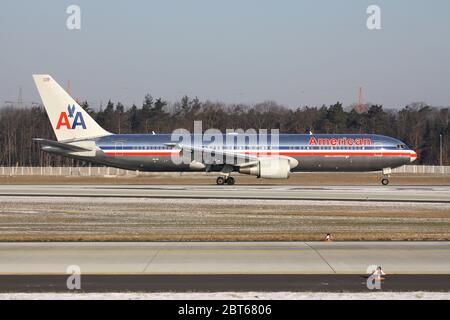 Le Boeing 767-300 d'American Airlines avec immatriculation N393AN vient d'atterrir sur la piste 07L de l'aéroport de Francfort. Banque D'Images