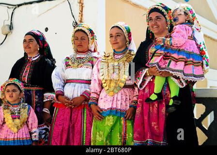 Femmes vêtues de costumes traditionnels dans le village Olympos de l'île de Karpathos, Grèce, août 15 2008. Banque D'Images