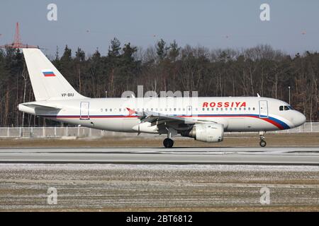 Rossiya Airbus A 319-100 avec enregistrement VP-BIU vient d'atterrir sur la piste 07L de l'aéroport de Francfort. Banque D'Images