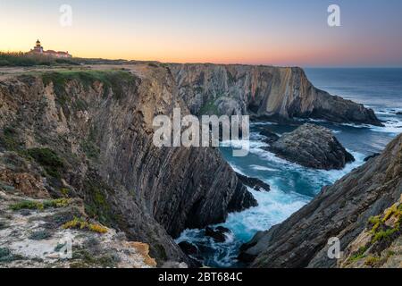 Vue sur le Cap de Cabo do Sardao au lever du soleil, au Portugal Banque D'Images