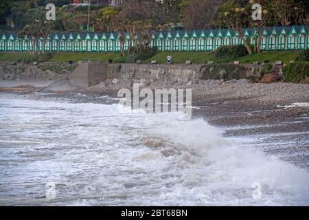 Swansea, Royaume-Uni, 23 mai 2020. Les gens dehors et au sujet de faire leur exercice de verrouillage quotidien à Langland Bay, Swansea tôt ce matin. Banque D'Images