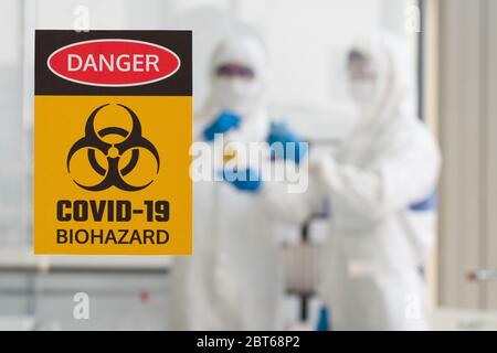 Photos prises à travers le verre de la salle de laboratoire empêchant la propagation de la recherche de virus. Banque D'Images