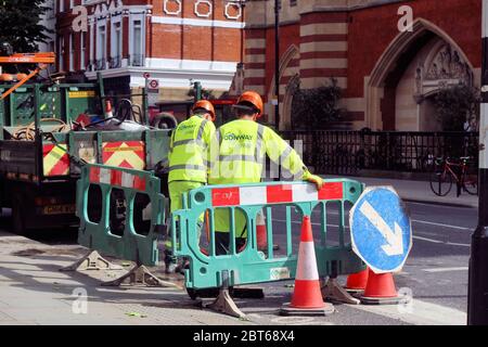 Londres, Royaume-Uni. 23 mai 2020. Les London Councils profitent du temps d'arrêt de Covid-19 pour réparer et remplacer les trottoirs. Crédit : Brian Minkoff/Alay Live News Banque D'Images