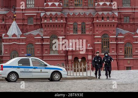 Moscou, Russie. 22 mai 2020 des policiers du tourisme portant des masques patrouillent une place rouge déserte dans le centre de Moscou pendant l'épidémie de coronavirus COVID-19 et le régime d'auto-isolement en Russie Banque D'Images