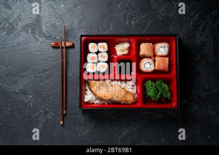 Boîte à lunch à bento japonaise avec baguettes. Concept de nourriture saine ou de livraison Banque D'Images