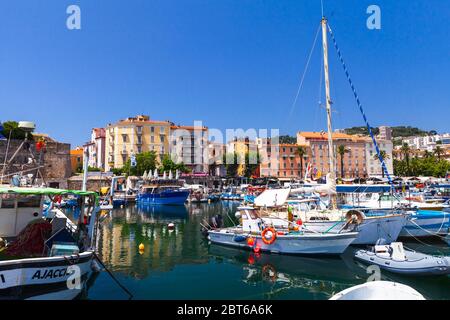 Ajaccio, France - 6 juillet 2015 : port d'Ajaccio. Paysage urbain côtier avec yachts à voile et bateaux de plaisance à la marina, île Corse, France Banque D'Images