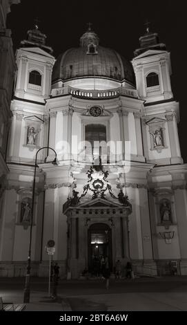 Vienne, Autriche - 4 novembre, 2015 : Vertical nuit rue vue sur Vienne avec allumé Peterskirche ou façade de l''Église Saint-Pierre. Les gens ordinaires wa Banque D'Images