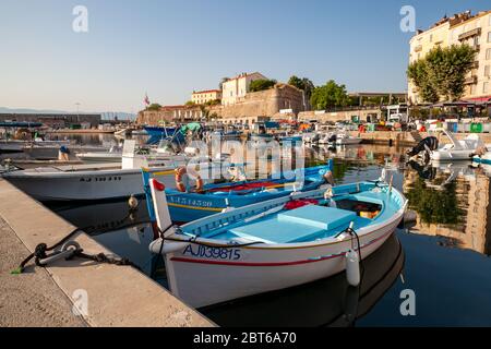 Ajaccio, France - 7 juillet 2015 : les vieux bateaux de pêche en bois sont amarrés au port d'Ajaccio, île Corse, France Banque D'Images