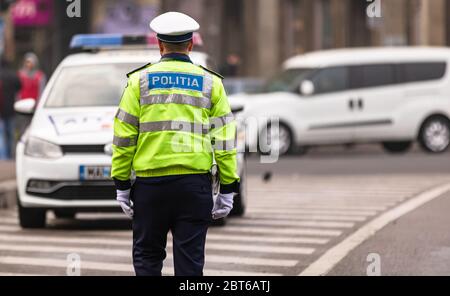 Agent de police local méconnaissable. Policier roumain, agent de police de la circulation (Politia Rutiera) dirigeant la circulation à Bucarest, Roumanie, 2020 Banque D'Images