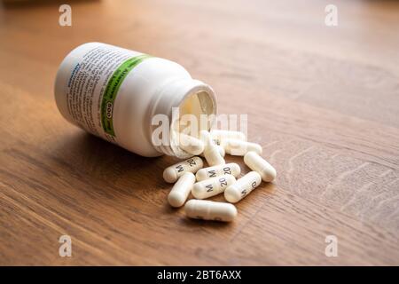 Danemark, copenhague 05-23-2020 - Pills de pénicilline sur une table en bois avec la CAN à côté. Pills étalé sur la table. Médicament, médicament Banque D'Images