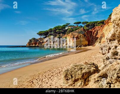 La plage d'Olhos d'Agua est vide, près d'Albufeira, Algarve, Portugal Banque D'Images