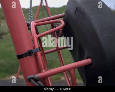 Les balançoires dans la zone de jeu pour enfants de Mount Road, Marsden ont fermé en raison du coronavirus (COVID-19). Banque D'Images