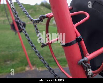 Les balançoires dans la zone de jeu pour enfants de Mount Road, Marsden ont fermé en raison du coronavirus (COVID-19). Banque D'Images