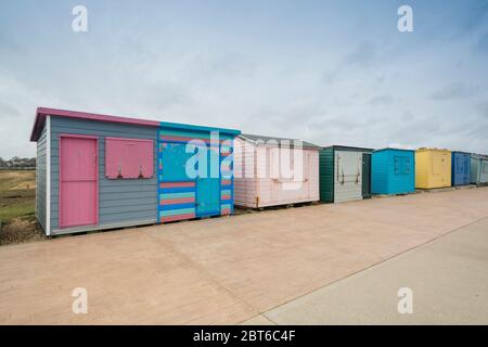 Huttes de plage colorées, St Helens, île de Wight Banque D'Images