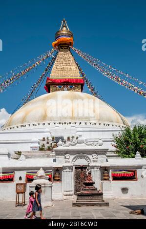 Katmandou, Bodhnath. Scènes colorées dans et autour du célèbre temple bouddhiste de la Bodhnath Stupa réputé être le plus haut de tous les stupas au Népal Banque D'Images