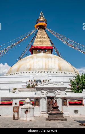 Katmandou, Bodhnath. Scènes colorées dans et autour du célèbre temple bouddhiste de la Bodhnath Stupa réputé être le plus haut de tous les stupas au Népal Banque D'Images